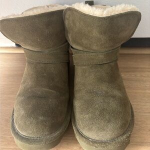 BearPaw Boots Olive Green Great Condition Women’s Size 10